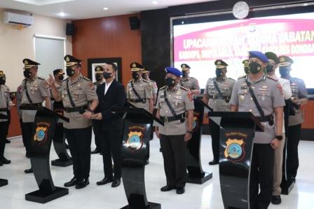 Para PJU Polda Sulteng dan tiga Kapolres saat menjalani pelantikan dan pengambilan sumpah jabatan, Kamis (12/1/2023) di Rupatama Polda Sulteng. FOTO: BID HUMAS POLDA SULTENG