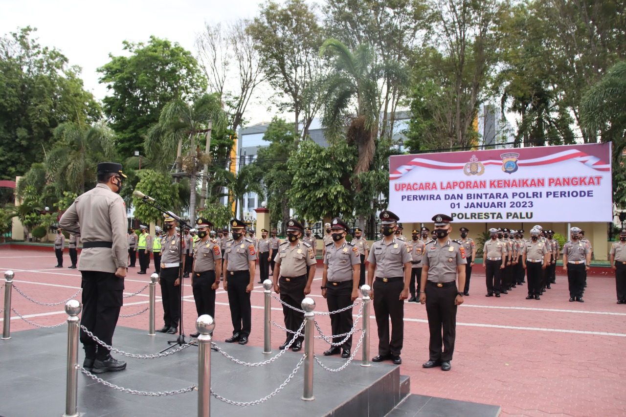 Kapolresta Palu, Kombes Pol. Barliansyah saat memimpin upacara kenaikan pangkat, Selasa (3/1/2023). FOTO: KIRIMAN AIPTU I KADEK ARUNA/HUMAS POLRESTA PALU