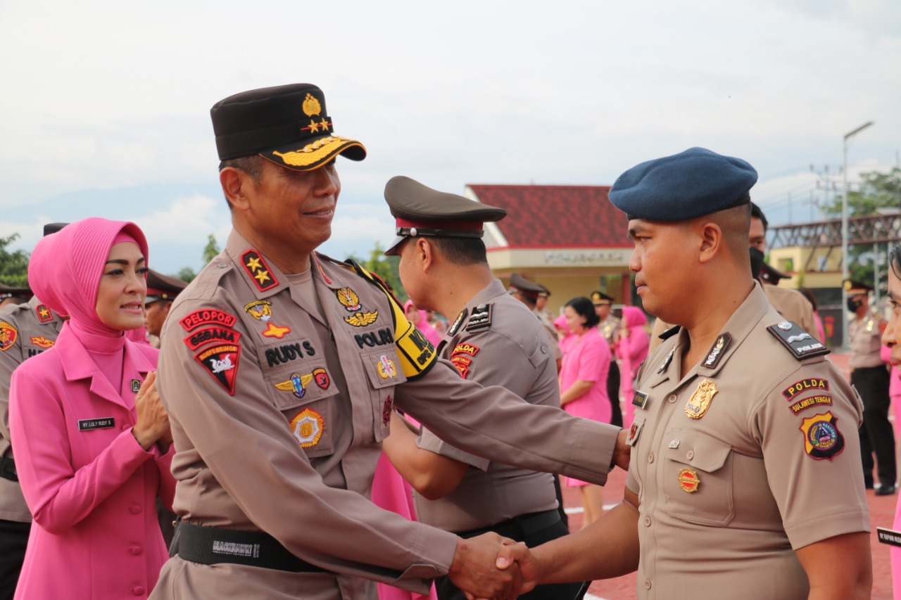 Kapolda Sulteng, Irjen Polisi Drs. Rudy Sufahriadi didampingi istri saat memberikan ucapan selamat kepada salah seorang personel Bintara yang naik pangkat setingkat lebih tinggi, Senin (2/1/2023) di lapangan Apel Polda Sulteng. FOTO: BID HUMAS POLDA SULTENG