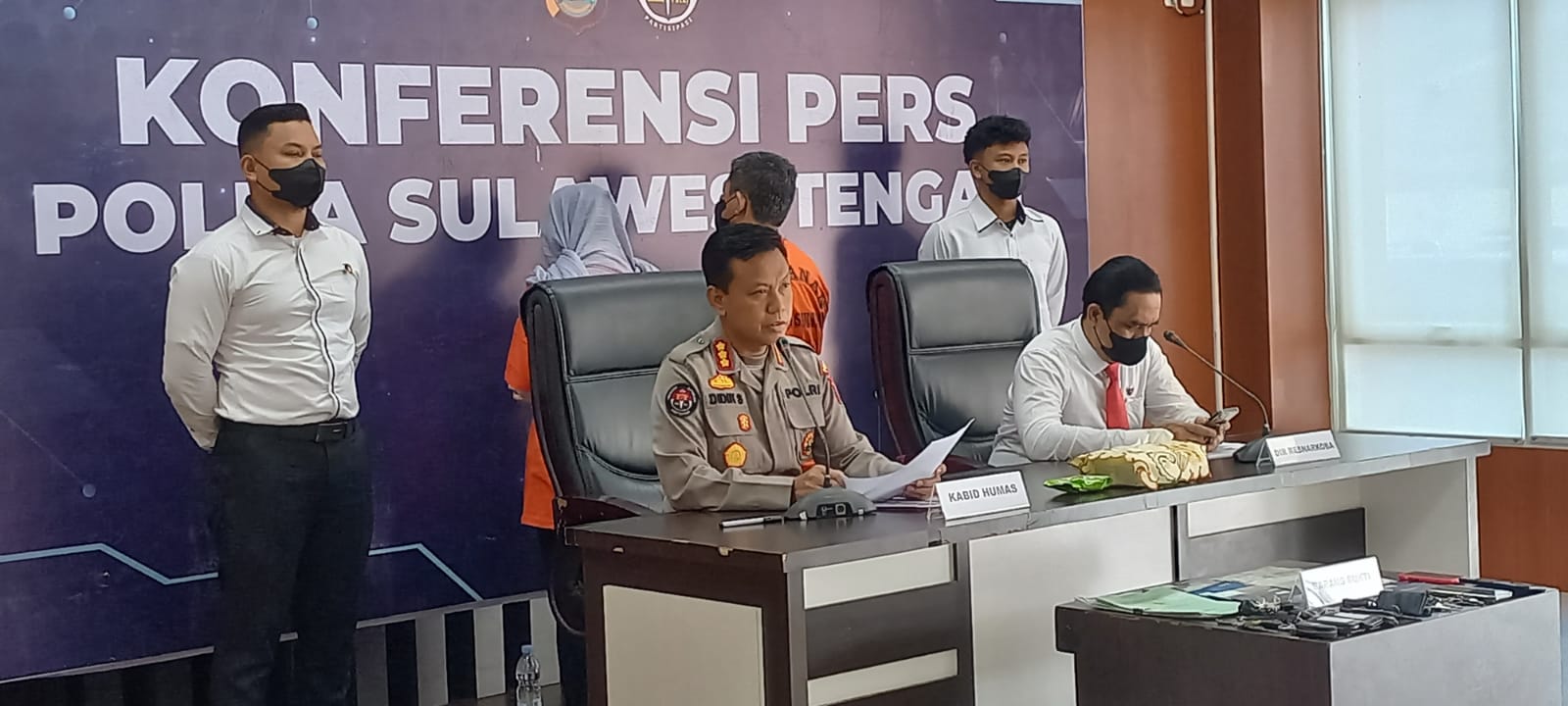 Kabid Humas Polda Sulteng, Kombes Pol Didik Supranoto bersama Direktur Ditresnarkoba Polda Sulteng, saat merilis tersangka TPPU beserta barang buktinya, di Mapolda Sulteng, Senin (30/1/2023). FOTO: DAYAT