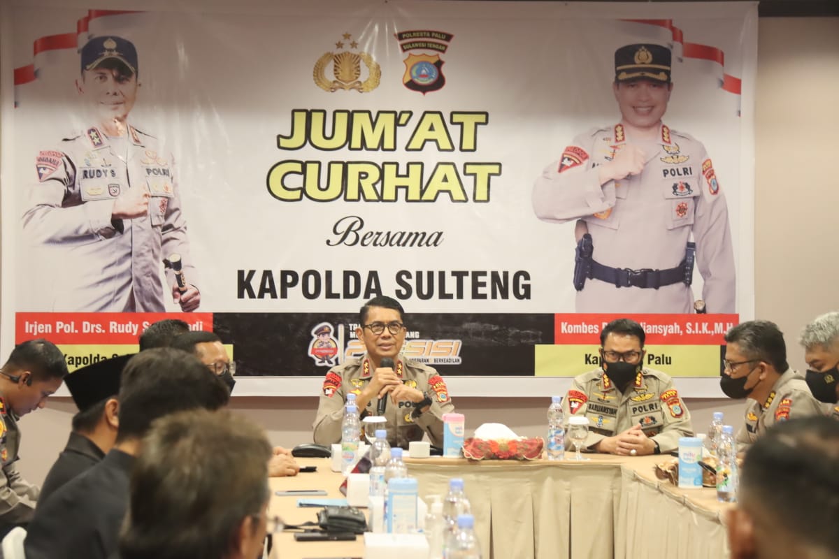 Kapolda Sulteng, Irjen Pol Rudy Sufahriadi (duduk kiri) didampingi Kapolresta Palu, Kombes Pol Barliansyah saat membuka program Jumat Curhat, di salah satu hotel di Palu, Jumat (6/1/2023). FOTO: BIDHUMAS POLDA SULTENG