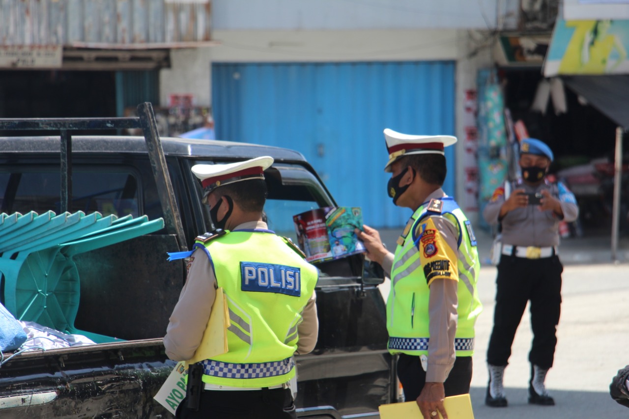 Anggota Ditlantas Polda Sulteng saat membagikan brosur di jalan. FOTO: DOK DITLANTAS POLDA SULTENG