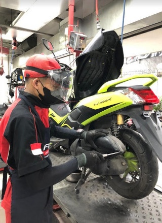 : motor Yamaha oleh Service teknisi professional. IST