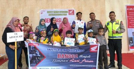 FOTO: Team Safety Riding Honda AP berpose bersama Kanit Dikyasa Satlantas Polresta Palu, AKP Ferim, guru dan murid TK Aisiyah 2 Kota Palu di taman GOR Palu, Kamis (26/1/2023). FOTO: IST