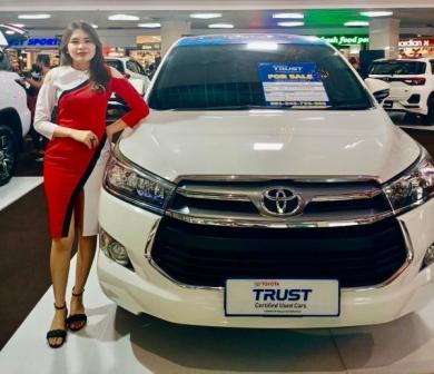 User berfoto di samping salah satu unit display Toyota Trust di pameran beberapa waktu lalu. FOTO: DOK. KALLA TOYOTA