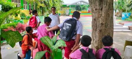 Kadis Pendidikan dan Kebudayaan Kota Palu, Hardi saat berinteraksi dengan peserta didik di SDN 6 Kayu Malue Ngapa. Foto: Ruly Firmansyah