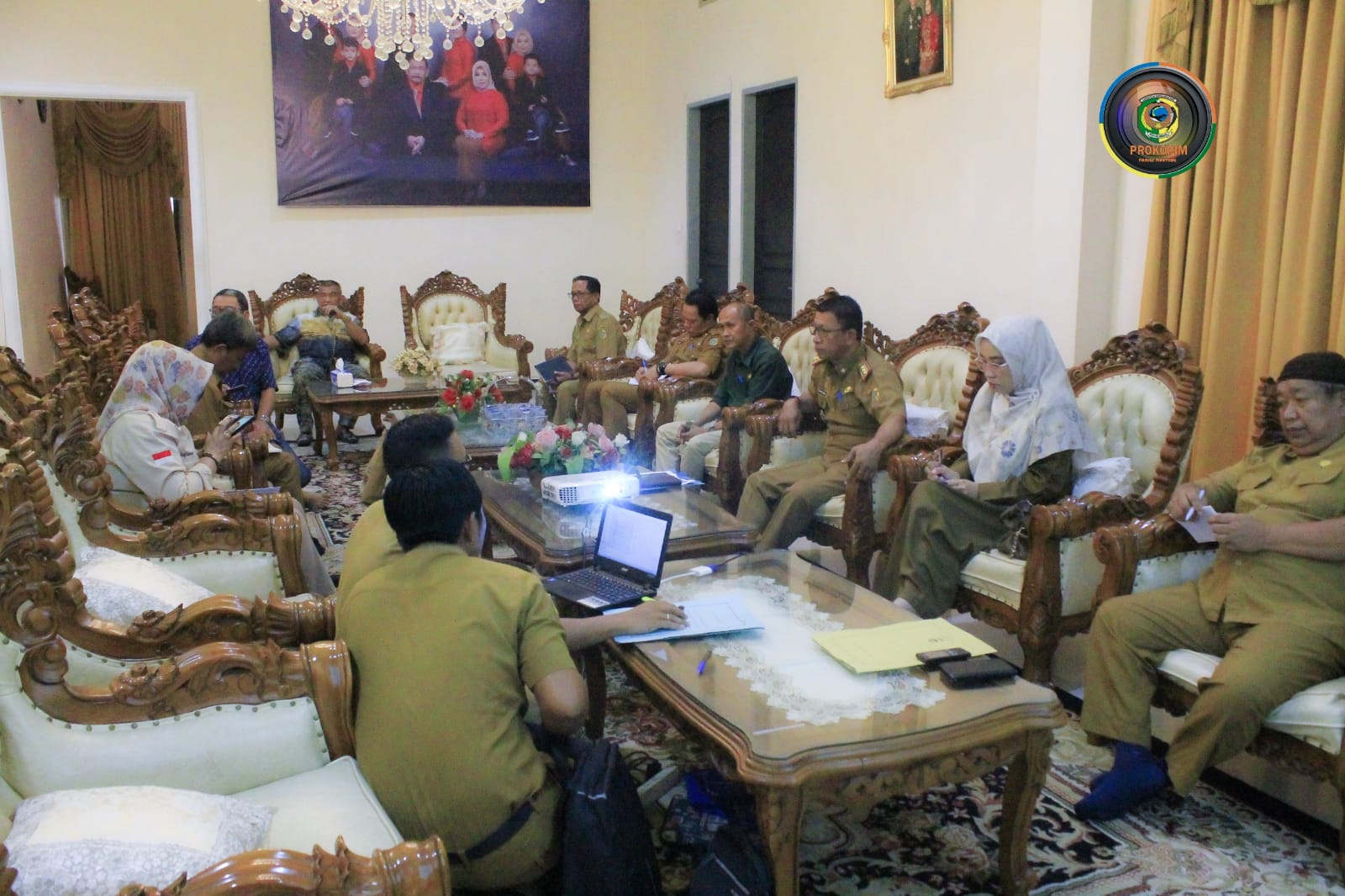 Bupati Parmout, Samsurizal Tombolotutu memimpin rapat persiapan festival durian internasional di rujab Bupati Parmout, Selasa (24/1/2023). Foto: Bagian Prokopim Setda Parmout.