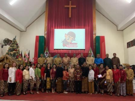 Berpose bersama dalam perayaan Natal Rukun Jawa Kristen Kota Palu, yang dilaksanakan di aula Sekolah Bala Keselamatan, Senin (9/1/2023). FOTO: JANE LESTARI PARABAK PERAYAAN NATAL DI PALU