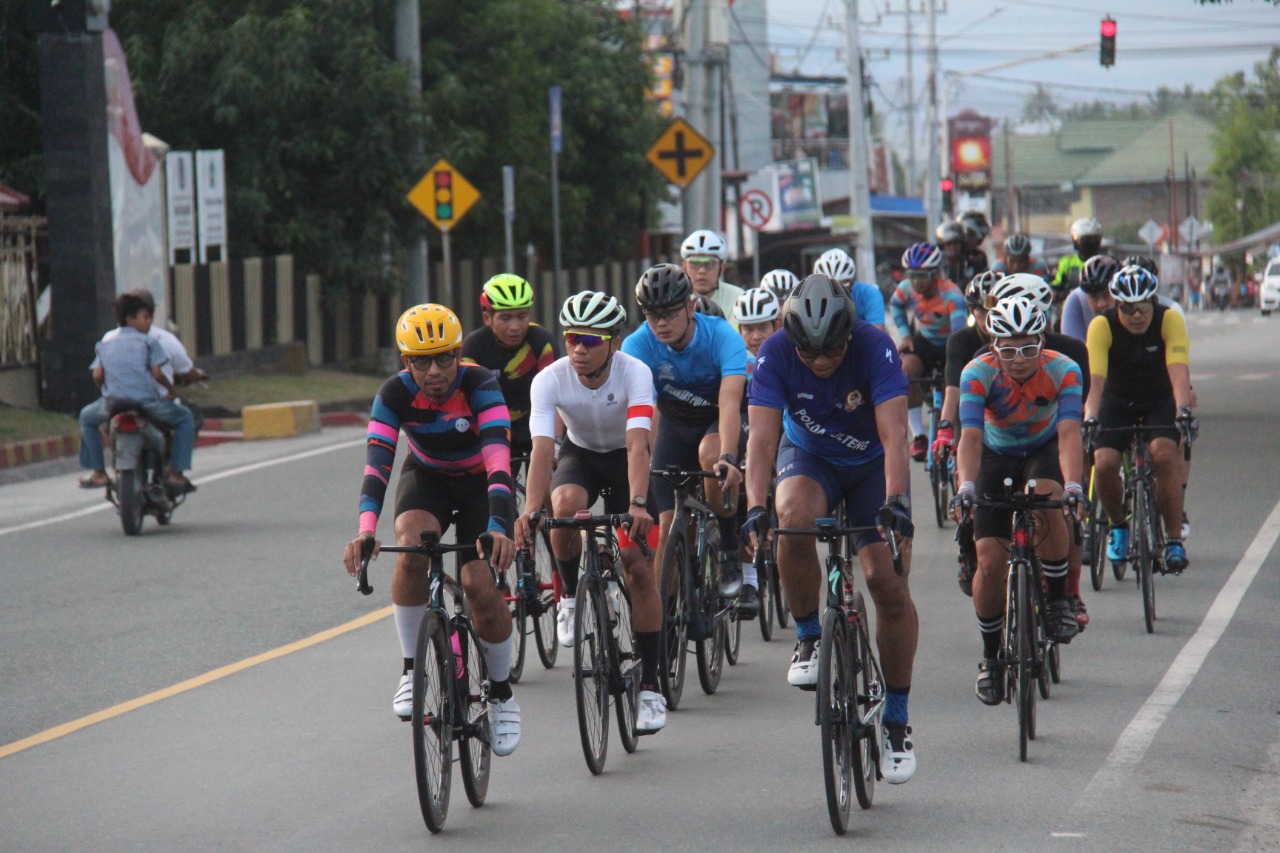 Kapolda Sulteng, Irjen Pol Rudy Sufahriadi (depan kanan baju biru) didampingi komunitas Road Bike Kota Palu saat bersepeda melintasi Jalan Trans Sulawesi Mamboro atau tepatnya di depan Markas Sat Brimob Polda Sulteng, Jumat (6/1/2023) pagi. FOTO: BID HUMAS POLDA SULTENG