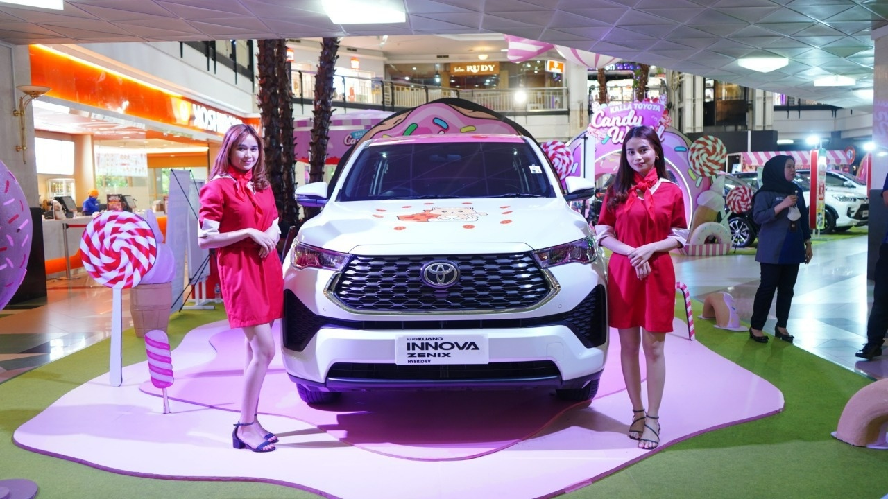 User berfoto di samping unit All New Kijang Innova Zenix di pameran Kalla Toyota beberapa waktu lalu. FOTO: DOK. KALLA TOYOTA