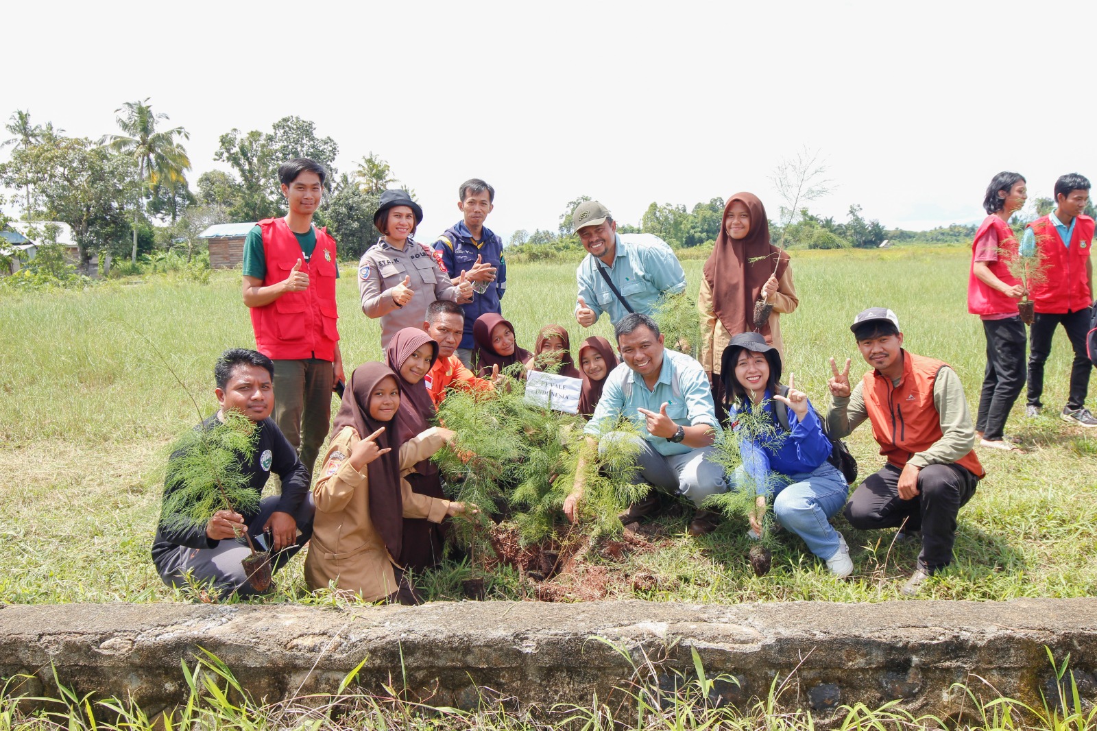 Foto bersama saat aksi menanam pohon PT Vale, stakeholder, dan pelajar Loeha, pekan lalu. FOTO: DOK. PT VALE