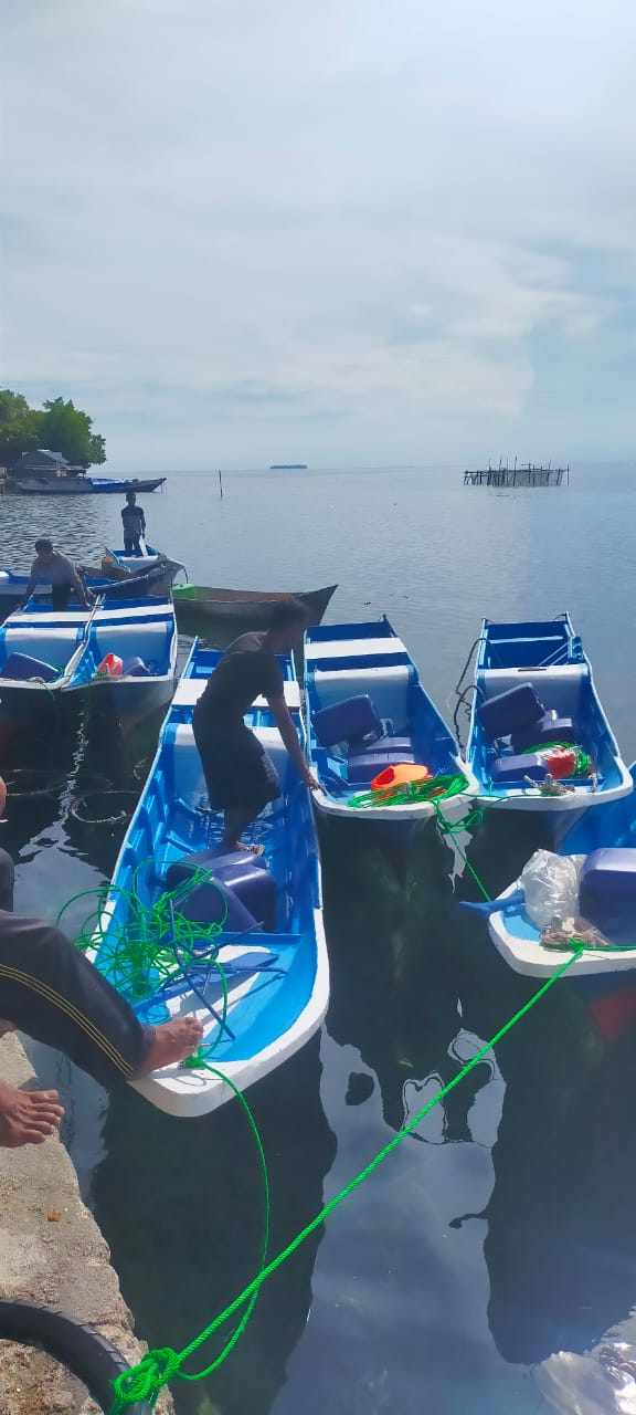 Bantuan Perahu Fiber Desa Kalupapi dan Desa Taduno, Kecamatan Bangkurung yang merupakan progam APBD Provinsi Sulteng 2022. FOTO: ISTIMEWA
