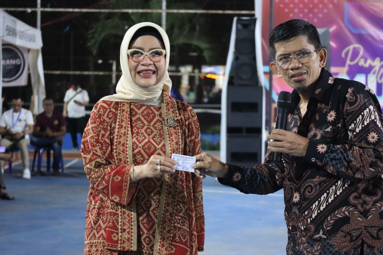 Ketua DPRD Sulteng, Nilam Sari Lawira saat menerima KTA Muhammadiyah dari PW Muhammadiyah Sulteng. FOTO: DOK. PW PEMUDA MUHAMMADIYAH