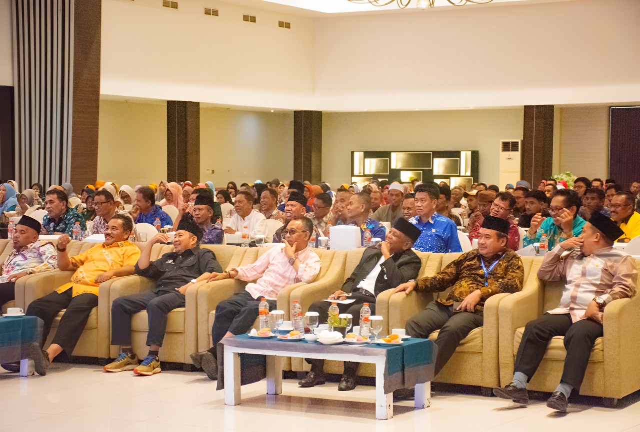 SULTENG RAYA - Bupati Banggai, H. Amirudin Tamoreka didampingi Wakil Bupati (Wabup) Banggai, H. Furqanudin Masulili, membuka secara resmi Seminar Nasional Muhammadiyah Kabupaten Banggai, di salah satu hotel di Luwuk, Kamis (12/1/2023). Kegiatan tersebut merupakan rangkaian dari kegiatan Musyawarah Wilayah (Muswil) Muhammadiyah dan Aisyiyah Provinsi Sulawesi Tengah ke-13 yang dilaksanakan di Kabupaten Banggai pada Sabtu (14/1/2023). Tampak hadir dalam kegiatan itu, sebagai pembicara utama Prof. Dr. KH. Din Syamsuddin, pembicara pembimbing Dr. KH. Muhammad Najib Azca sebagai Wakil Sekjend PBNU, unsur Forkopimda, mantan Bupati Banggai Periode 2011-2016, H. Moh. Sofyan Mile, anggota DPR RI H. Ahmad Ali, Asisten Pemerintahan dan Kesra Provinsi Sulteng, Ketua DPRD Sulteng, anggota DPRD Banggai, Pimpinan Wilayah Muhammadiyah dan Pimpinan Wilayah Aisyiyah. Dalam sambutannya, Bupati Banggai menyampaikan dukungan penuh Pemerintah Daerah (Pemda) Kabupaten Banggai dalam mensukseskan Musyawarah Wilayah Muhammadiyah dan Aisyiyah Sulawesi Tengah ke-13 di Kota Luwuk tahun 2023. “Hal ini merupakan suatu kesyukuran kita sebagai masyarakat Kabupaten Banggai yang mana pada bulan Desember 2022 kemarin kami dipercayakan sebagai tuan rumah Porprov Sulteng, dan pada bulan Januari 2023 sekarang ini kami kembali sebagai tuan rumah Muswil Muhammadiyah dan Aisyiyah Sulawesi Tengah ke-13, atas hal ini kami ucapkan Alhamdulillah," kata Bupati. Melalui kegiatan Porprov bulan lalu kata Bupati, perekonomian masyarakat di Kabupaten Banggai dapat tumbuh dengan pesat, khususnya bagi pedanag UMKM kaki 5. “Atas hal itu, para pelaku usaha khususnya pemilik rumah makan mereka meyumbangkan 30 persen dari hasil yang didapatkan untuk kegiatan Muswil Sulawesi Tengah di Kota Luwuk, dan kita sampaikan kita akan menjadi tuan rumah yang baik terhadap kegiatan ini,” terangnya. “Saya menyampaikan ucapan terima kasih kepada seluruh pengurus Muhammadiyah Luwuk yang telah menyambut baik kegiatan yang diadakan di Kota Luwuk ini," tambah Bupati. Diakhir sambutannya, Bupati menyampaikan melalui Seminar Nasional ini, kita didatangkan tokoh Nasional dan Tokoh Internasional yang menjadi pembicara. “Mudah-mudahan dapat membawa cakrawala untuk berpikir lebih maju untuk Kabupaten Banggai pada khususnya, dan masyarakat Sulawesi Tengah pada umumnya,” ucapnya. “Saya berharap kita ikuti seminar ini dengan baik, karna kegiatan seminar ini merupakan suatu pencerahan buat kita semua. Mudah-mudahan kedatangan beliau para pemateri dapat membawa manfaat bagi masyarakat Kabupaten Banggai dan masyarakat Sulawesi Tengah," ucap Bupati. */MAN