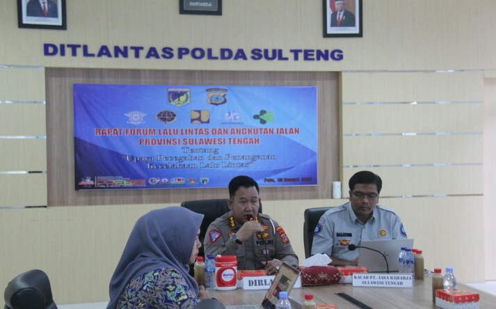 Dirlantas Polda Sulteng, Kombes Pol Kingkin Winisuda saat memimpin rapat Forum Lalulintas dan Angkutan Jalan (LLAJ) Provinsi Sulawesi Tengah (Sulteng), yang berlangsung di aula lantai II Ditlantas Polda Sulteng, Rabu (25/1/2023). FOTO: DOK DITLANTAS POLDA SULTENG