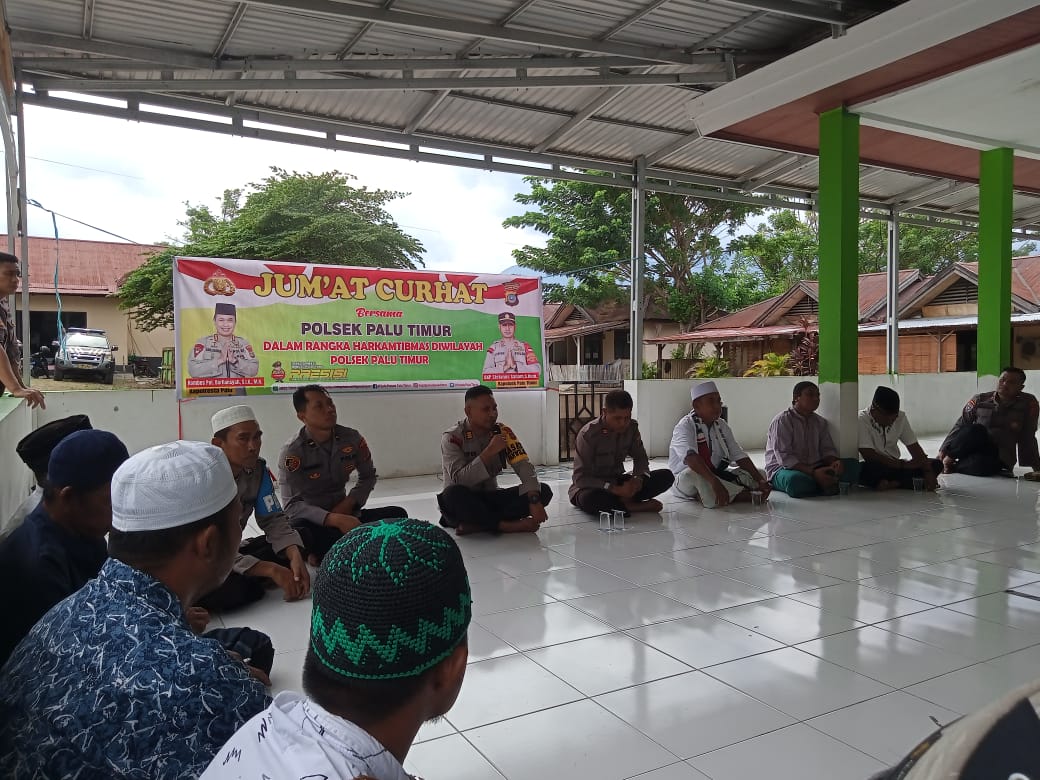 Kapolsek Palu Timur, AKP Stefanus Sanam saat berdialog dengan masyarakat setempat dalam kegiatan Jumat Curhat yang dilaksanakan di Masjid Al Maula, Polsek Palu Timur, Jumat (30/12/2022). FOTO: DOKUMENTASI POLSEK PALU TIMUR