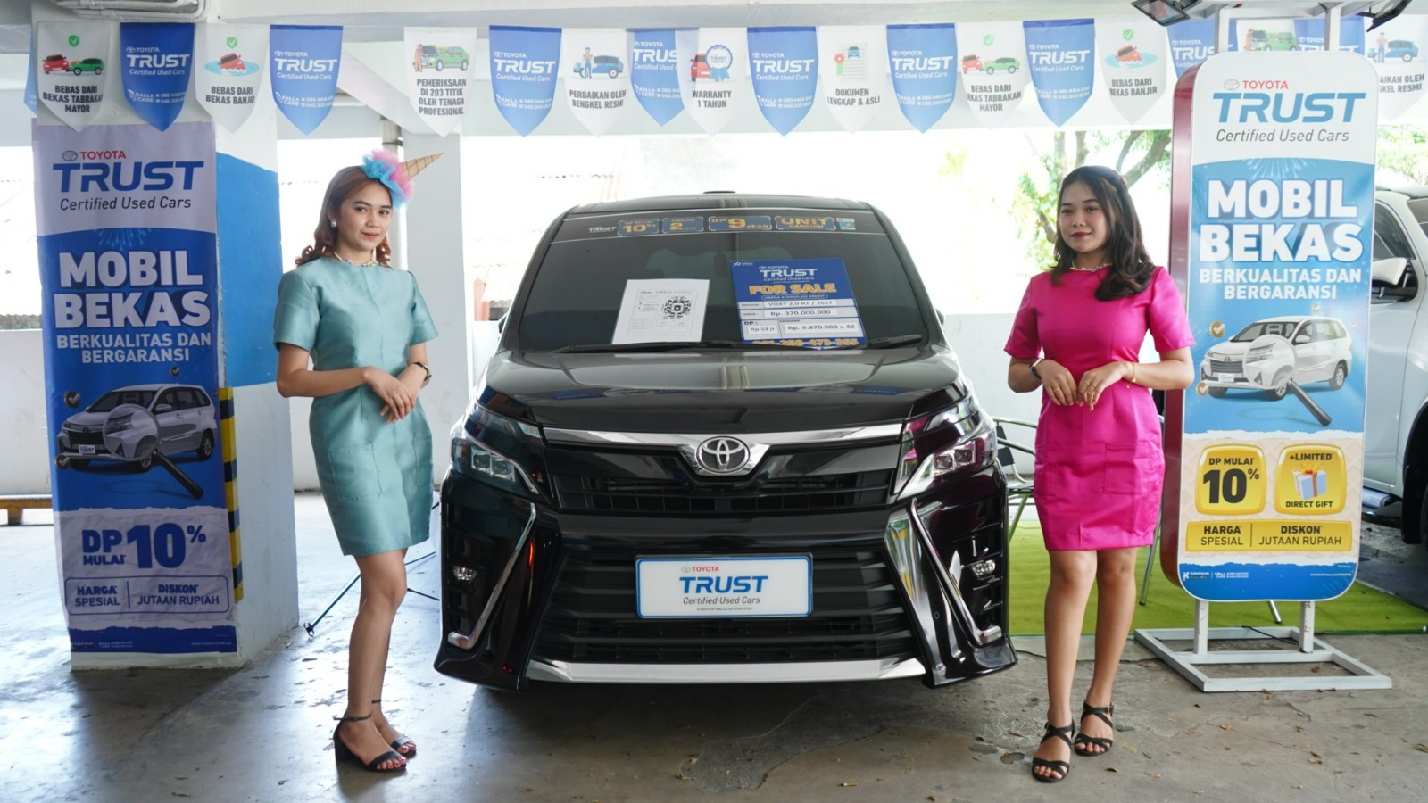 FOTO: Usher berfoto di samping unit display Toyota Trust saat pameran otomotif Kalla Toyota. FOTO: DOK. KALLA TOYOTA