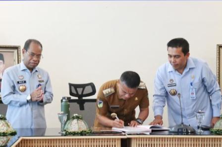 Kemenkumham Sulteng serahkan Sertifikat Hak KI tenun dan batik motif raja dan tadulako kepada Wali Kota Palu, Selasa (24/1/2023). FOTO : IST