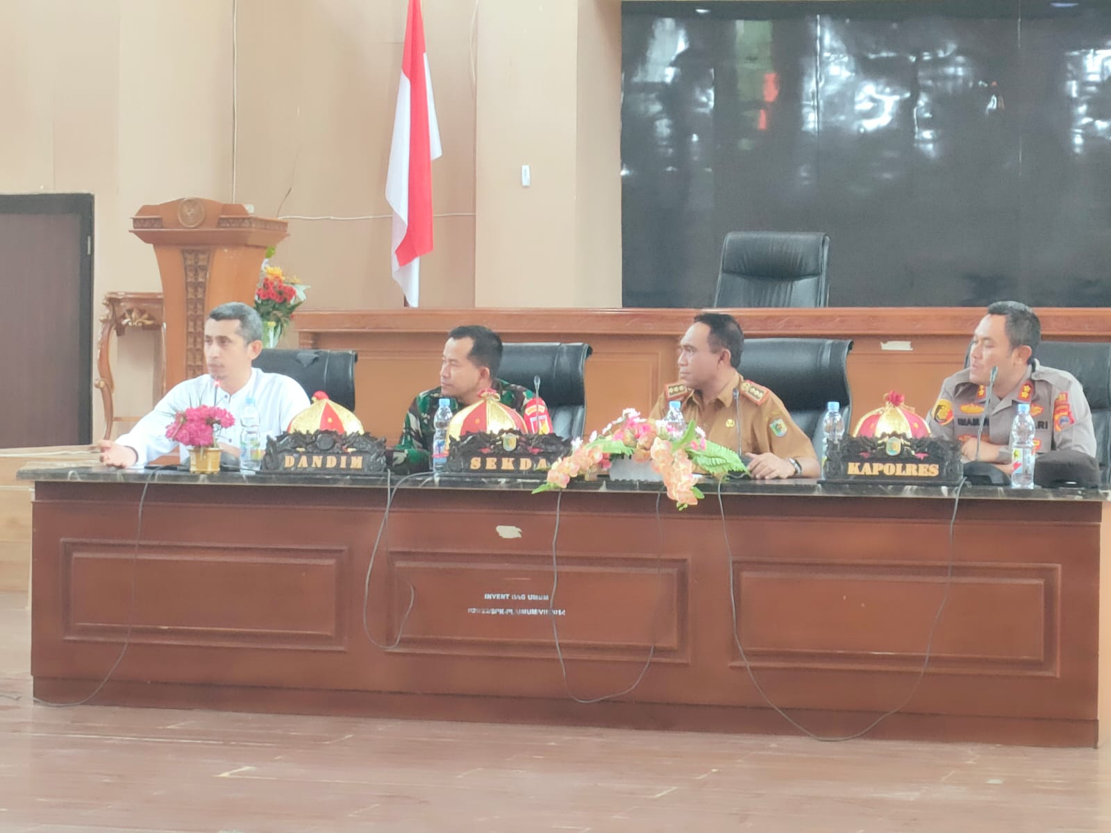 Suasana pertemuan antara PT GNI, Direktur Intelkam Polda Sulteng dan Sekda Morut Musda Guntur yang didampingi Kapolres Morut dan Dandim Morowali dan Morowali Utara, Senin (16/1/2023). FOTO: IST