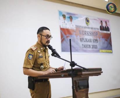 Sekda Parmout, Zulfinasran menyampaikan sambutan saat membuka Workshop SIPD di auditorium kantor Bupati Parmout, Selasa (7/2/2023). FOTO: BAGIAN PROKOPIM SETDA PARMOUT