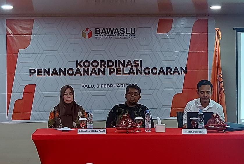 Kordiv Penanganan Pelanggaran dan Penyelesaian Sengketa Bawaslu Kota Palu, Fery S.Sos M.Si, saat memberikan materi pada kegiatan Rapat Koordinasi Penanganan Pelanggaran yang digelar oleh Bawaslu Kota Palu, Jumat (3/2/2022) di Hotel D'Kalora, Palu. Foto: IST