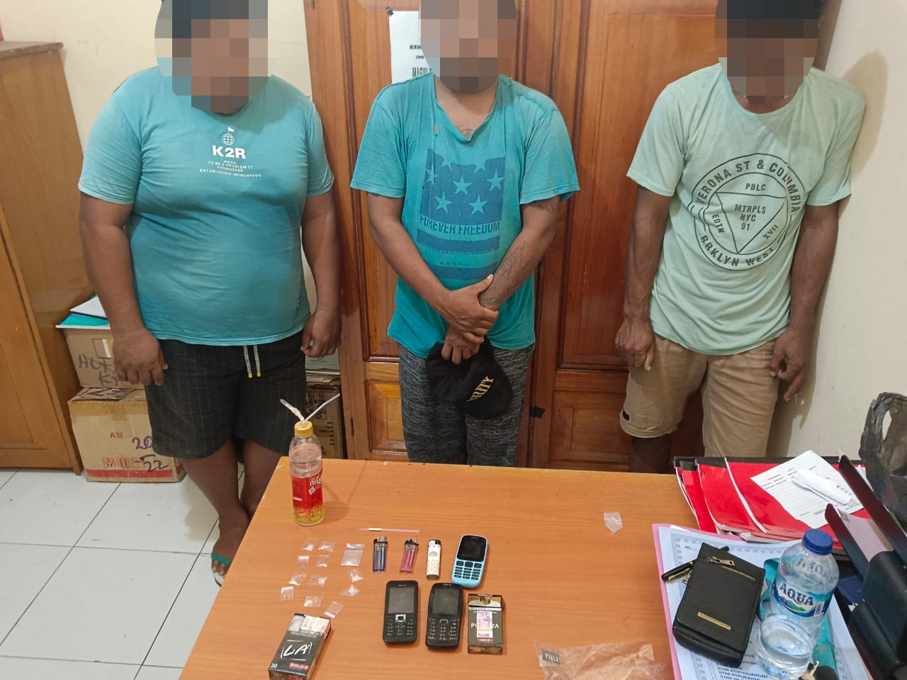 Aparat Polsek Bunta saat mengamankan tiga pria di Bunta yang diduga melakukan penyalahgunaan narkotika jenis sabu-sabu di Kecamatan Bunta, Kabupaten Banggai, Rabu (15/2/2023). FOTO: DOK POLSEK BUNTA