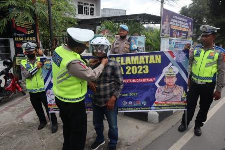 Personel Direktorat Lalu Lintas Polda Sulawesi Tengah (Sulteng) saat membagikan helm gratis kepada warga dalam Operasi (Ops) Keselamatan Tinombala 2023 yang dilaksanakan oleh Polda Sulteng. FOTO: DOK DITLANTAS POLDA SULTENG