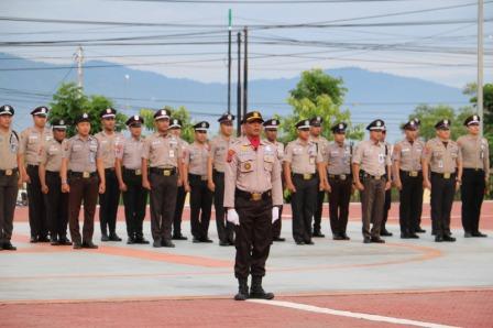 Personel Satpam saat mengikuti upacara HUT ke-42 Satuan Pengamanan (Satpam) tahun 2023, Senin (30/1/2023) pagi di Mapolda Sulteng. FOTO: BID HUMAS POLDA SULTENG