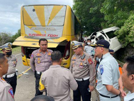 Sejumlah petugas baik dari Kepolisian maupun dari pihak Jasa Raharja meninjau lokasi kecelakaan lalu lintas yang melibatkan bus Surabaya Indah dengan minibus travel Pancasari, yang terjadi di Jalan Raya Lintas Pototano–Sumbawa, tepatnya di Dusun Batu Guring, Desa Kokarlian, Kecamatan Pototano, Kabupaten Sumbawa Barat. Foto: ISTIMEWA