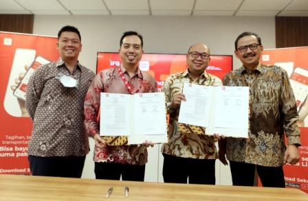 Dari kiri, Chief Marketing Officer LinkAja, Edward Kilian Suwignyo, Chief Executive Officer LinkAja, Yogi Rizkian Bahar, Direktur Operasional dan Teknologi Informasi IFG Life, Iskak Hendrawan, Direktur Utama IFG Life, Harjanto Tanuwidjaja, saat menandatangani nota kesepahaman antara IFG Life dengan LinkAja untuk sinergi pemanfaatan platfrom LinkAja sebagai metode pembayaran atas transaksi produk di mobile application Life by IFG. FOTO: ISTIMEWA