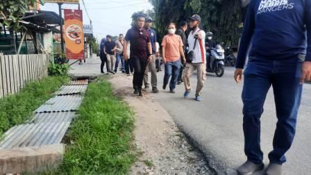 Wali Kota Palu, Hadianto Rasyid didampingi sejumlah pejabat terkait, meninjau drainase di sejumlah ruas jalan di Kota Palu, Jumat (10/2/2023). FOTO: IST