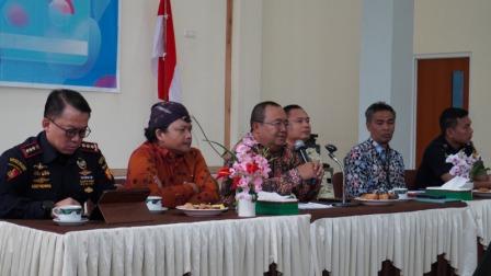 Kepala Perwakilan Kemenkeu dan Kakanwil DJPb Sulteng, Irfa Ampri (memegang mikrofon) pada Konferensi Pers di Aula DJPb Sulteng, Jalan Tanjung Dako, Kota Palu, Rabu (7/2/2023). FOTO: ISTIMEWA