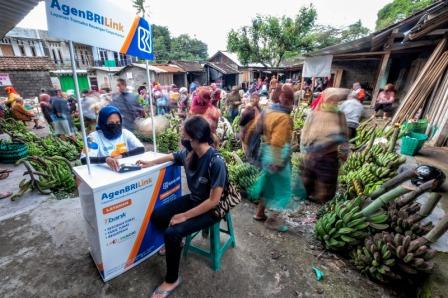 Transaksi BRILink di pasar tradisional (ilustrasi). FOTO: DOK. BRI