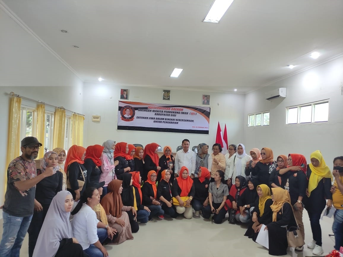 Ketua Dewan Pembina Jaringan WPI Sigi Mohamad Irwan foto bersama dengan Jaringan WPI Sigi, Ahad (26/2/2023).FOTO: FERRY