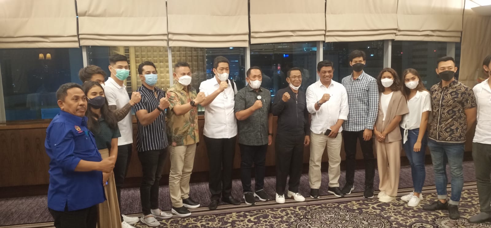 Foto bersama atlet renang Sulteng Emas bersama Gubernur Rusdy Mastura dan jajaran Pengurus KONI Sulteng, beberapa waktu yang lalu. Foto: Bar