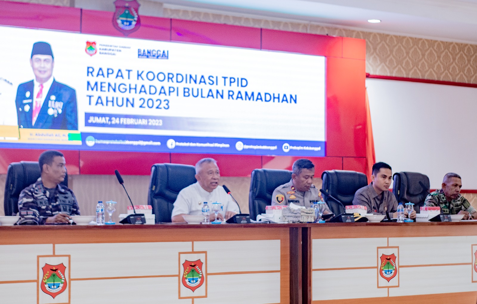 Wabup Banggai, H. Furqanuddin Masulili saat memimpin Rakor TPID dalam menghadapi bulan suci Ramadan tahun 2023 yang diselenggarakan oleh Bagian Perekonomian Setda Banggai, di ruang rapat umum Setda Banggai, Jumat (24/2/2023). FOTO: ISTIMEWA