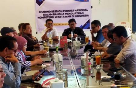 Suasana sharing session para penguji UKW PWI yang digelar di KA KUPI, Jl Perintis kemerdekaan Medan, Rabu (8/2/2023). Foto: IST