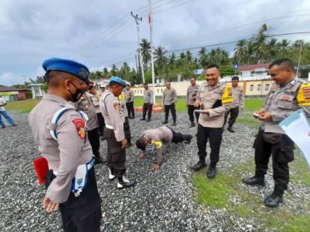 Salah seorang personel Polres Banggai saat melakukan push up karena kurang rapi dan tidak membawa kelengkapan diri seperti SIM, KTP dan KTA, Rabu (1/2/2023). FOTO: DOK POLRES BANGGAI