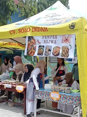 SUASANA pelaksanaan festival jajanan sehat di SDN 15 Palu, Jumat (17/2/2023). FOTO:IST