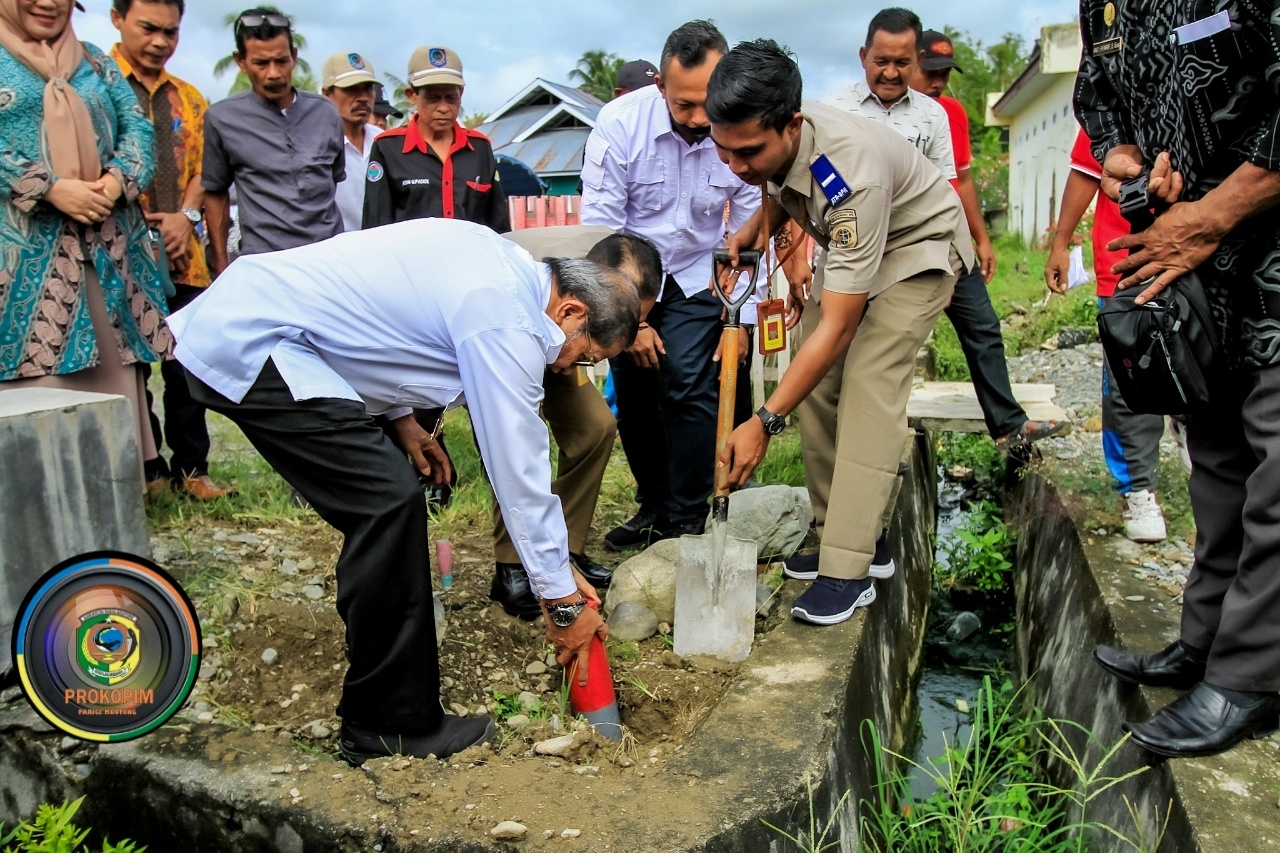 Wabup Parmout, Badrun Nggai melakukan penanaman patok batas bidang tanah secara simbolis di Desa Paranggi, Kecamatan Ampibabo, Jumat (3/2/2023). FOTO: BAGIAN PROKOPIM SETDA PARMOUT