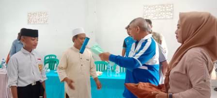 Bupati Parmout, Samsurizal Tombolotutu menyerahkan bantuan peralatan gateball kepada pimpinan Ponpes Qhodimul Qur'an, KH M Humaidi Hamid, di Desa Gio, Kecamatan Moutong, Kamis (2/2/2023). FOTO: DINAS KOMINFO PARMOUT