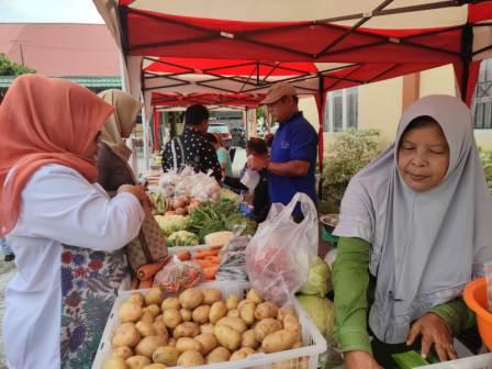 Salah satu stand yang menjual hasil pertanian di kegiatan Pasar Tani yang diselenggarakan di Halaman Kantor DTPH Sulteng, Jalan Kartini, Kota Palu, Kamis (2/2/2023). FOTO: RAHMAT KURNIAWAN
