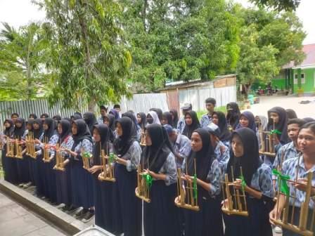 PESERTA didik SMPN 14 Palu saat mengikuti latihan ekskul angklung di sekolah, beberapa waktu lalu. FOTO: IST