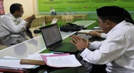 Kepala Bagian Tata Usaha Kanwil Kemenag Sulteng, Makmur Muhammad Arief saat memimpin rapat koordinasi jelang pelaksanaan kampanye kewajiban sertifikasi halal digelar secara virtual, Senin (20/2/2023). FOTO: IST