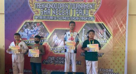 SALAH seorang peserta didik SD Inpres 1 Birobuli yang berhasil meraih juara pada Taekwondo Open Tournamen SMAN 1 Palu, Antar Pelajar se-Sulteng 2023. Ahad (5/2/2023). FOTO: IST