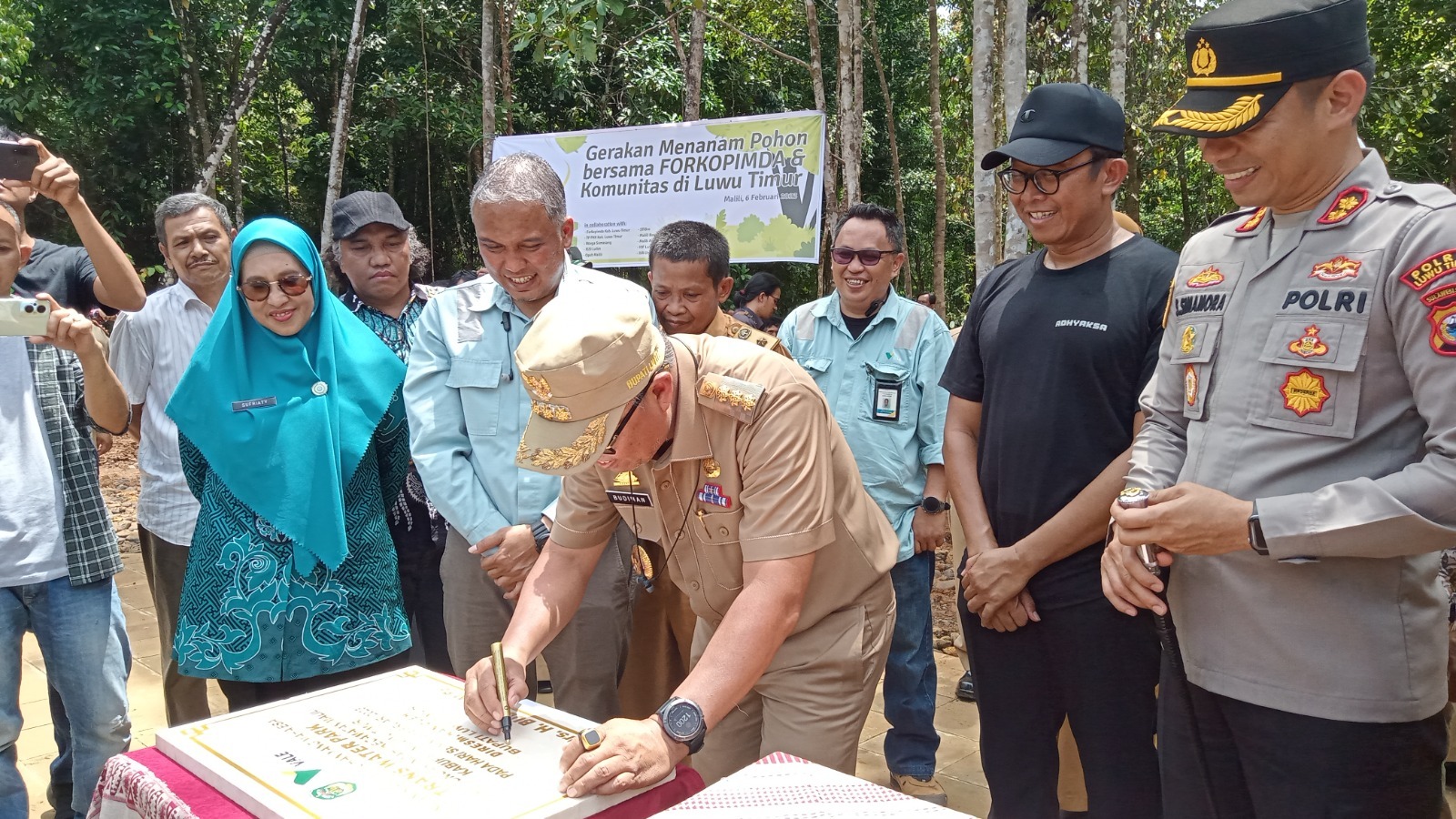 Bupati Lutim, Budiman saat menandatangani prasasti peresmian Trans Water Park (TWP) di Desa Puncak Indah, Kecamatan Malili, Kabupaten Luwu Timur, Senin (6/2/2023). FOTO: DOK. PT VALE