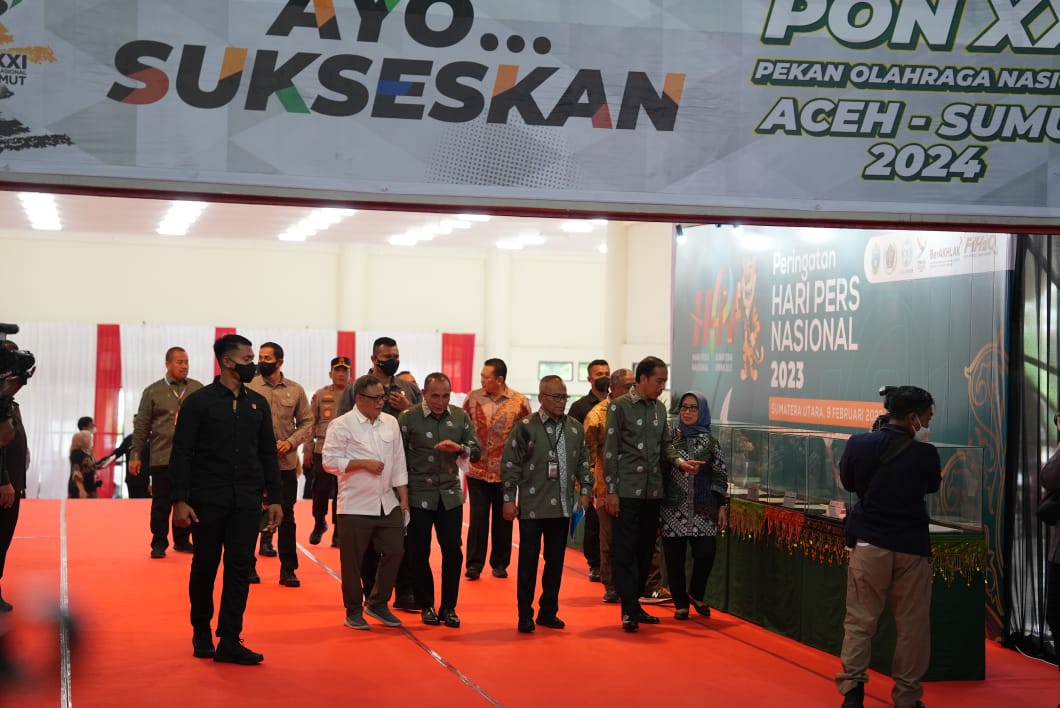 Ketua Dewan Pers, Dr. Ninik Rahayu berbincang dengan Presiden Joko Widodo sebelum acara puncak Hari Pers Nasional 2023 di gedung serbaguna pemerintah Provinsi Sumatera Utara, Kamis (9/2/2023). Foto: Dok. Dewan Pers