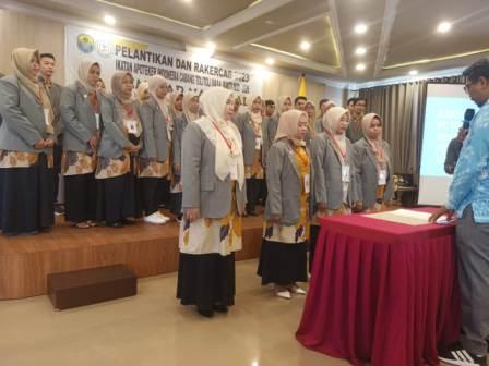 Ketua Pengurus Daerah Ikatan Apoteker Indonesia (IAI) Sulawesi Tengah, Moh. Ma'rufik saat mengukuhkan pengurus Cabang IAI Kabupaten Tolitoli periode 2023-2026, Ahad (5/3/2023). Foto: Istimewa