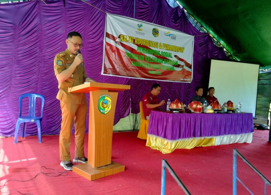 Sekda Parmout, Zulfinasran membuka rakor dan pemantapan pendamping sosial PKH di hutan kota Polindolara Parigi, Selasa (7/3/2023). Foto: Dinas Kominfo Parmout.