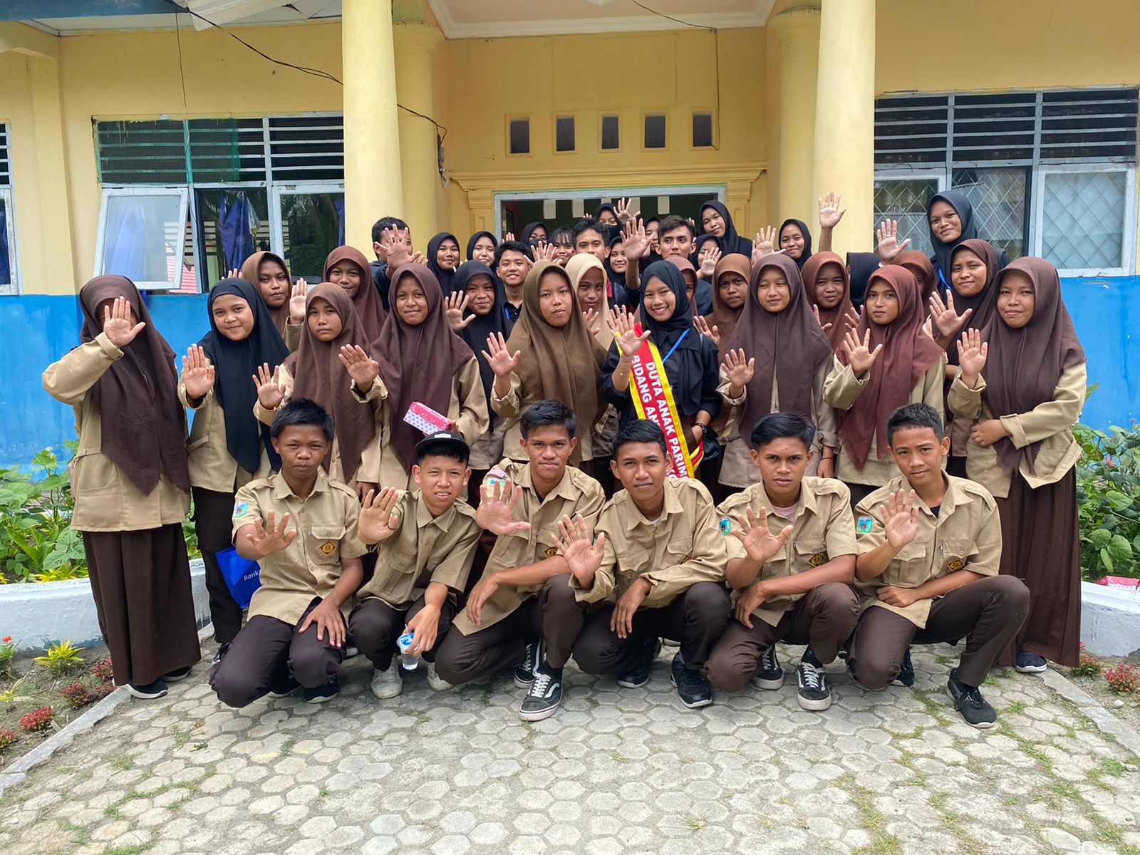 Pengurus FAD Poluirandu Kecamatan Tinombo berpose bersama dengan siswa-siswi SMPN 3 TINOMBO. FOTO: ISTIMEWA